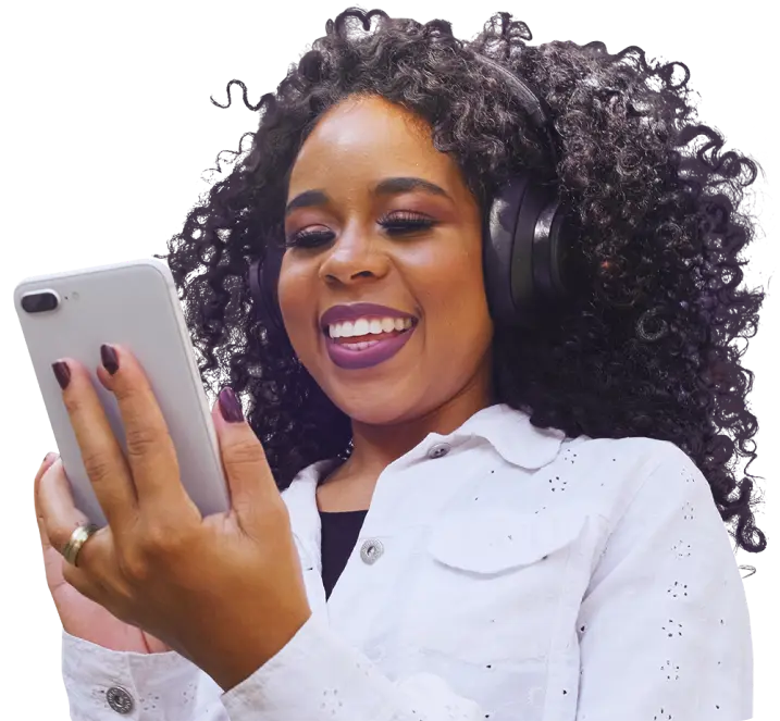 Mulher com fone de ouvido, sorrindo olhando para o celular