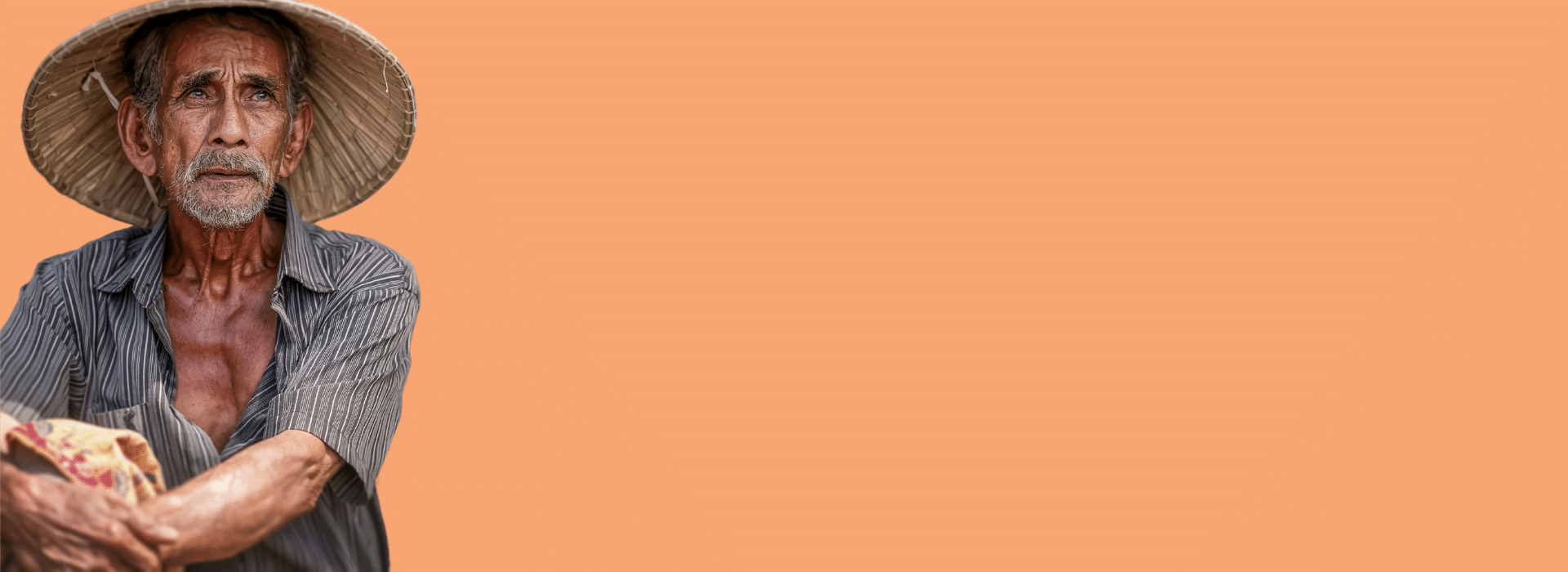 Pescador, com chapéu de palha e camisa aberta, sentado e olhando pro céu pensativo