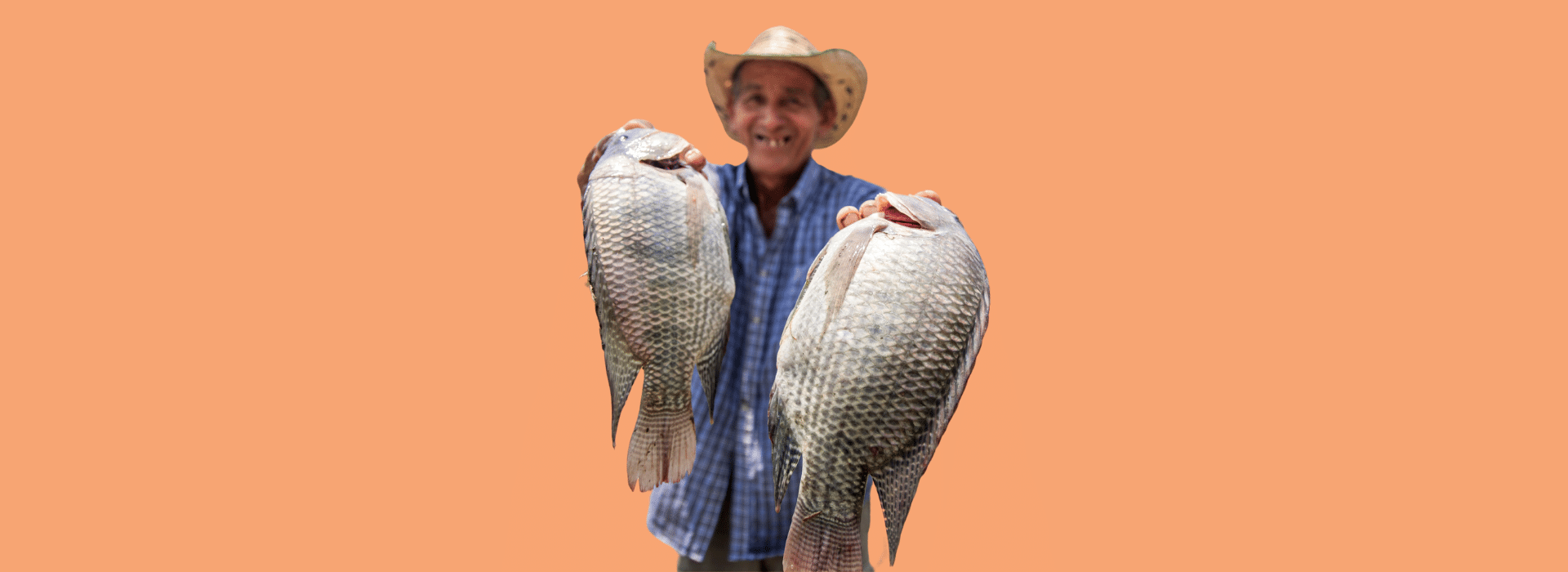 Foto de Capa: Pescador sorridente segurando um peixe em cada mão e os estendendo em direção a tela