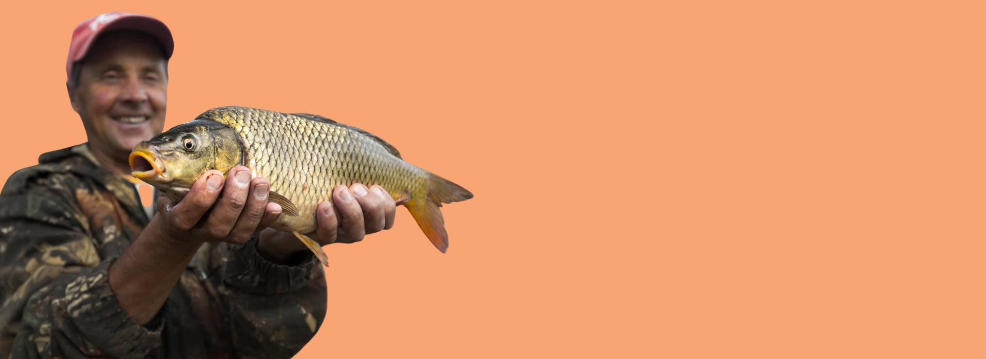 Foto de capa: Pescador de boné sorri enquanto estende com as duas mãos um peixe capturado