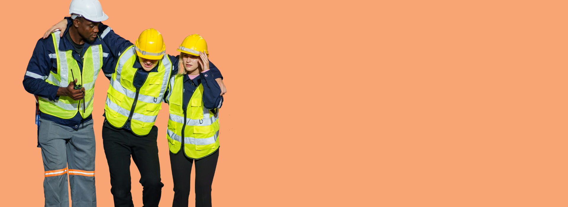 Trabalhador da Construção Civil está machucado e mancando enquanto segura nos ombros de seus outros dois colegas