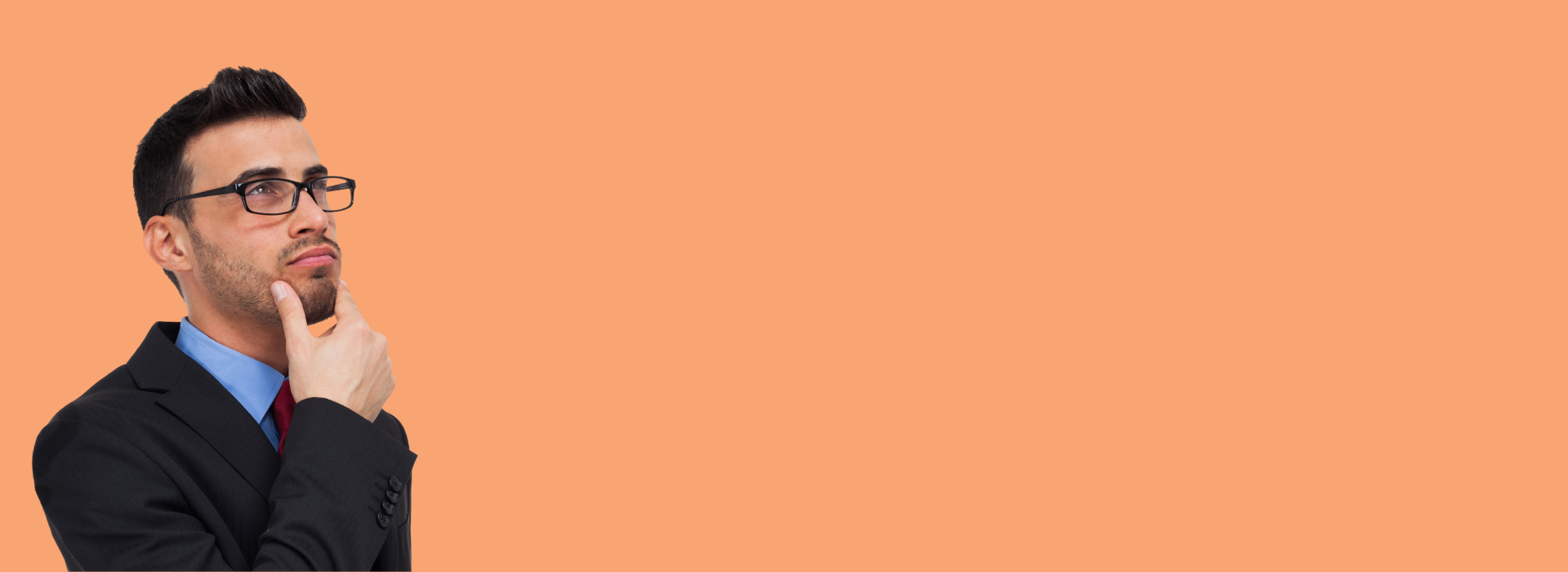 Foto de Capa: Trabalhador de roupa social olha para o além enquanto está com a mão no queixo pensando sobre seus direitos