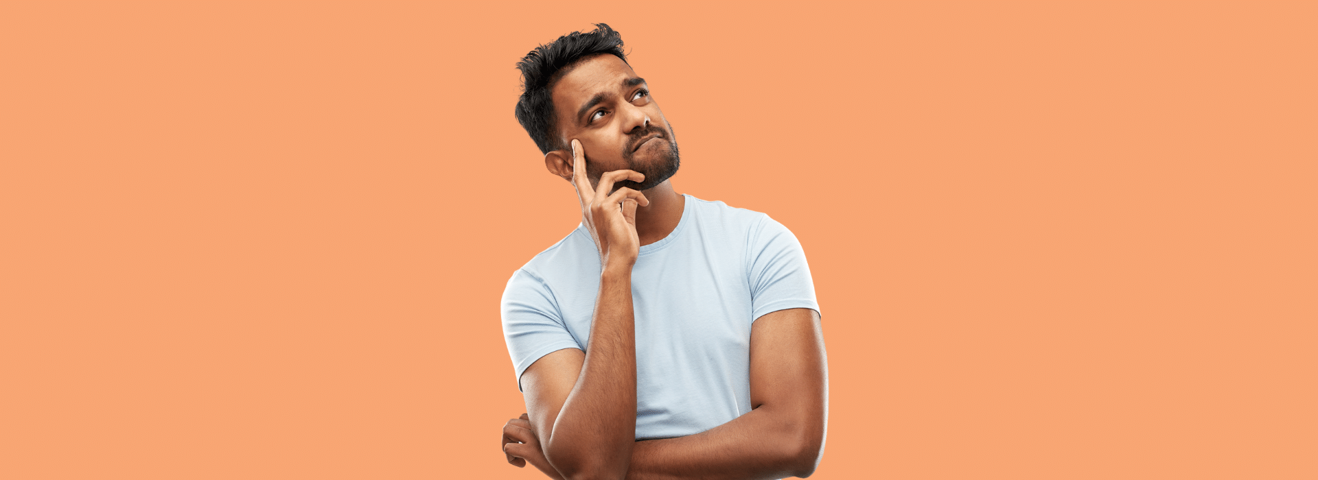 Foto de Capa: Trabalhador com olhar curioso e mão no queixo