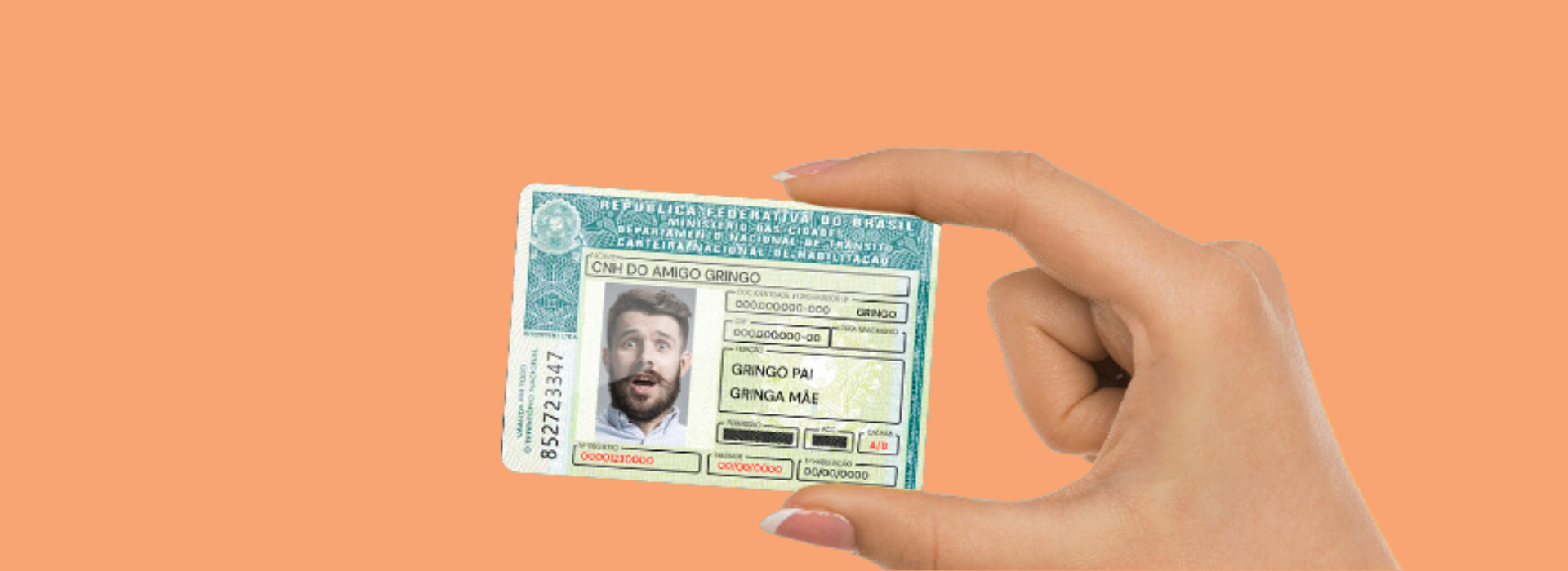 Foto de Capa: Mão Feminina Segura uma CNH