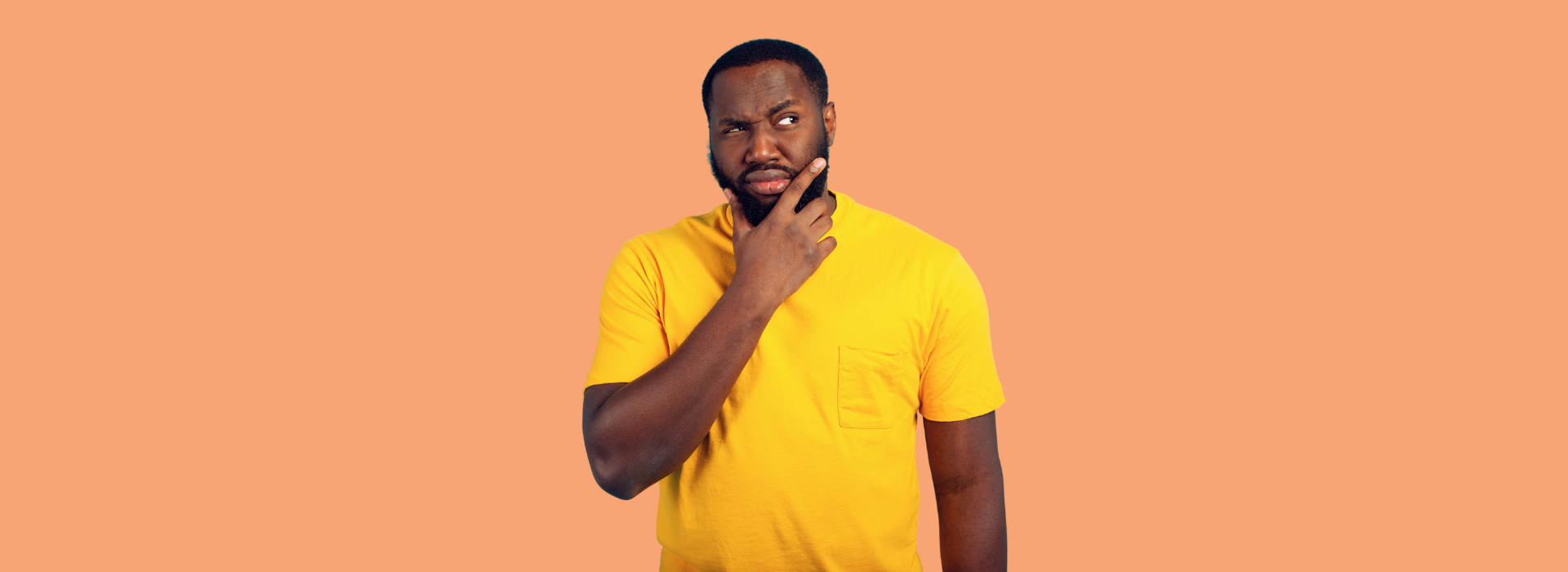 Foto de Capa: Homem pega na barba enquanto está pensativo