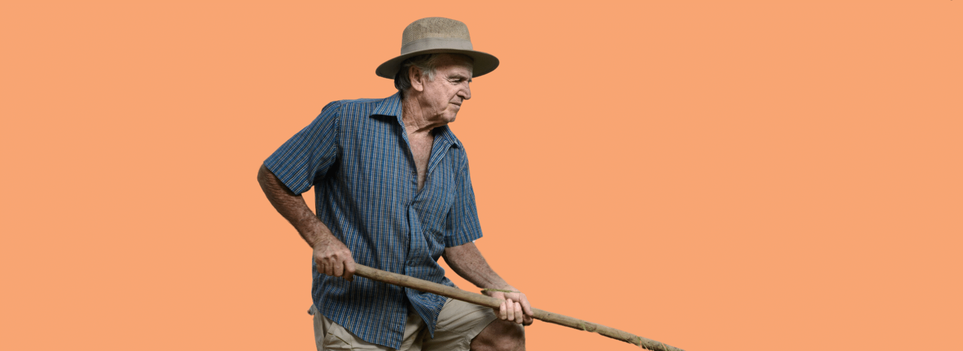 Foto de Capa: Agricultor de chapéu está arando uma terra