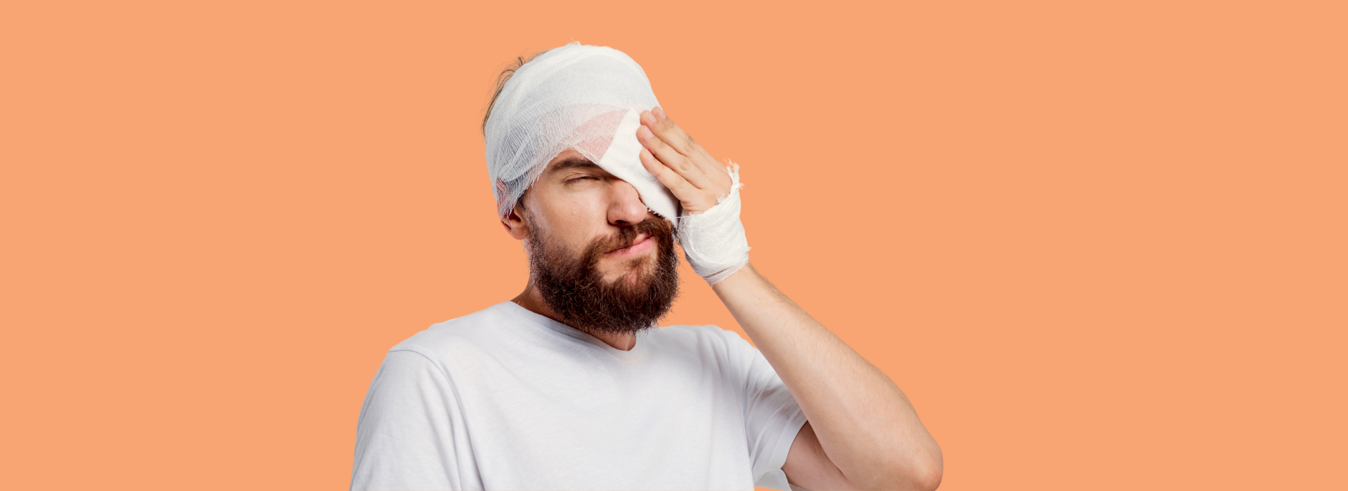 Trabalhador Acidentado está com olho e cabeça enfaixada enquanto faz cara dolorida