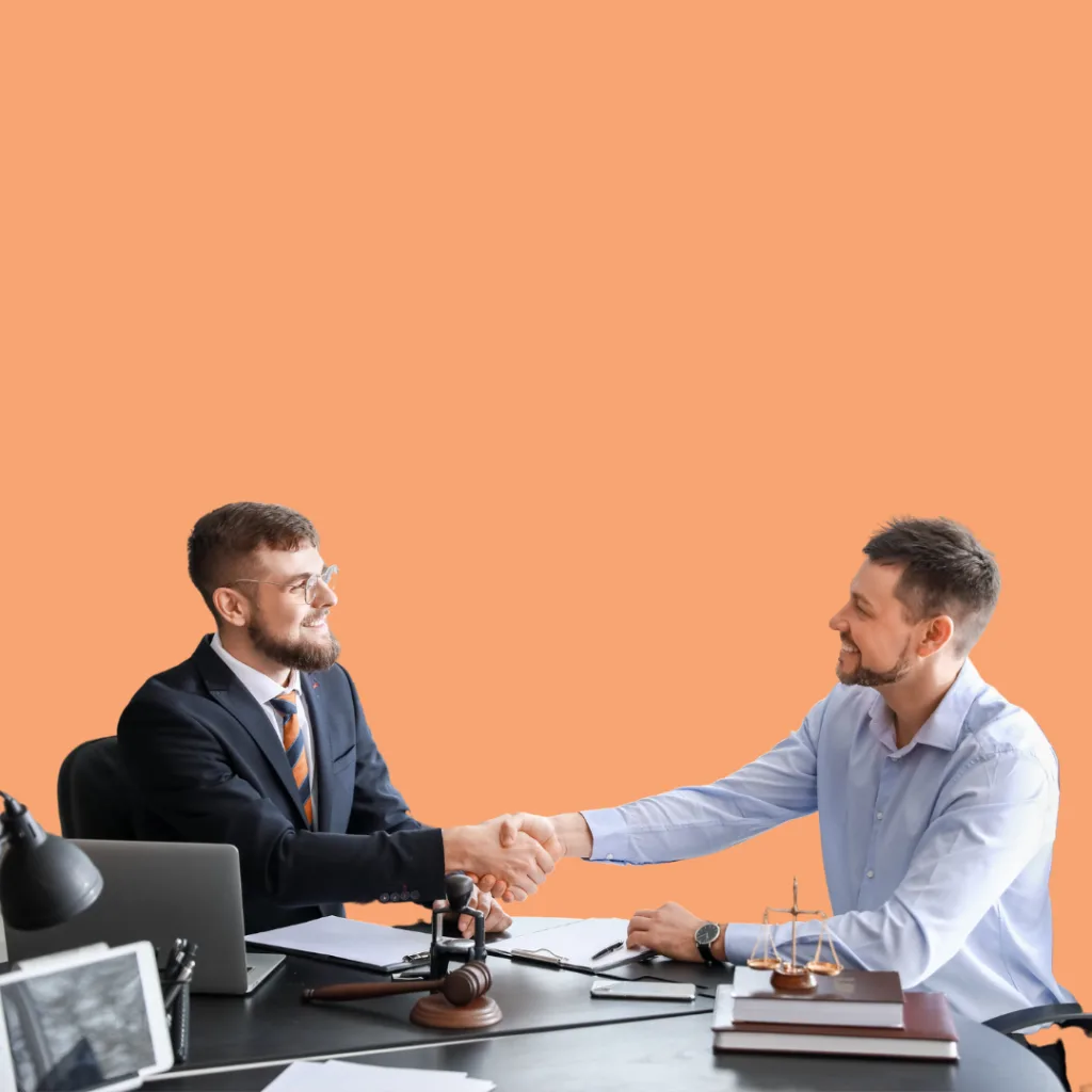 Advogado orientando um trabalhador sobre seus direitos após o acidente de trabalho
