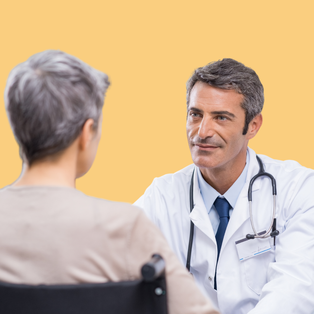 médico atendendo paciente que sofreu acidente de trabalho