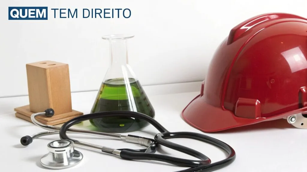 Stetoscópio, frasco de laboratório, capacete de segurança e bloco de madeira, simbolizando diferentes profissões.
