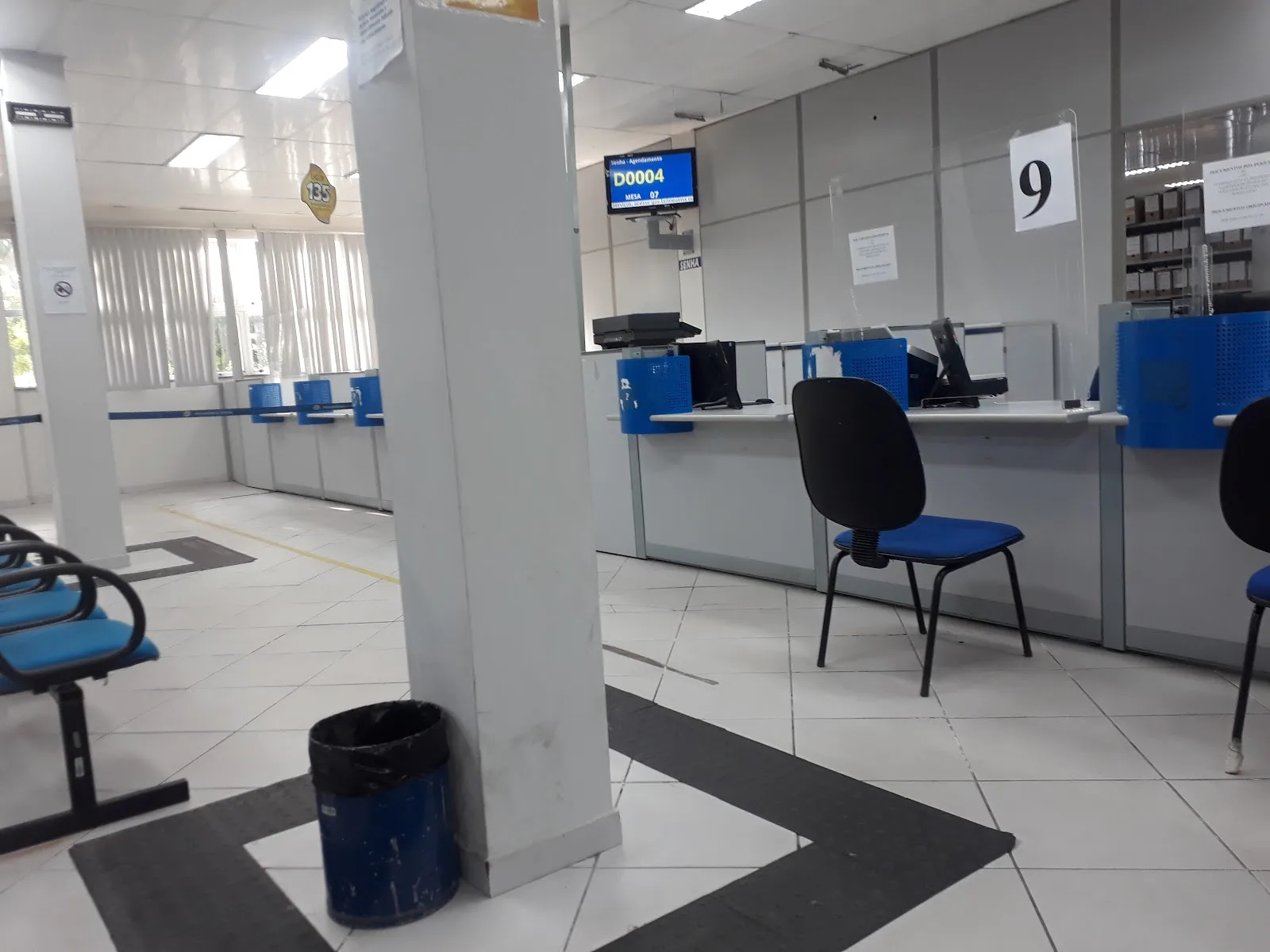 Interior da agência do INSS de Ananindeua com guichês de atendimento e cadeiras azuis