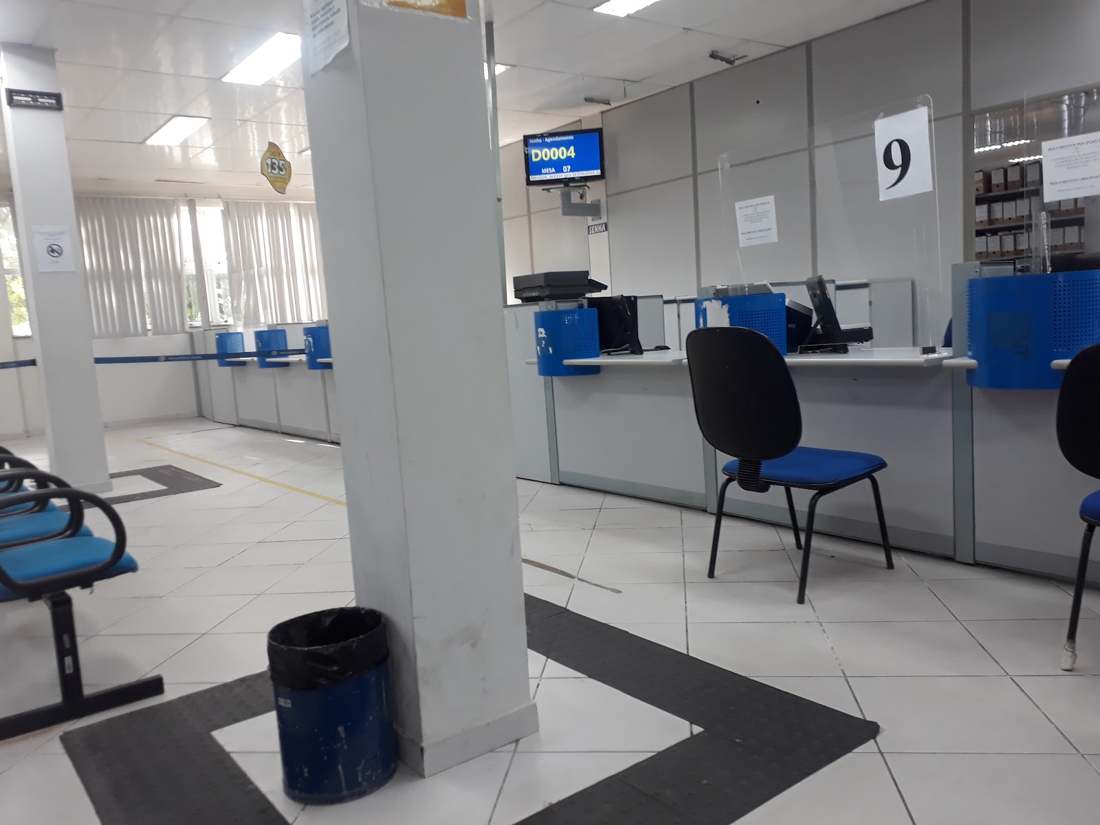 Interior da agência do INSS de Ananindeua com guichês de atendimento e cadeiras azuis