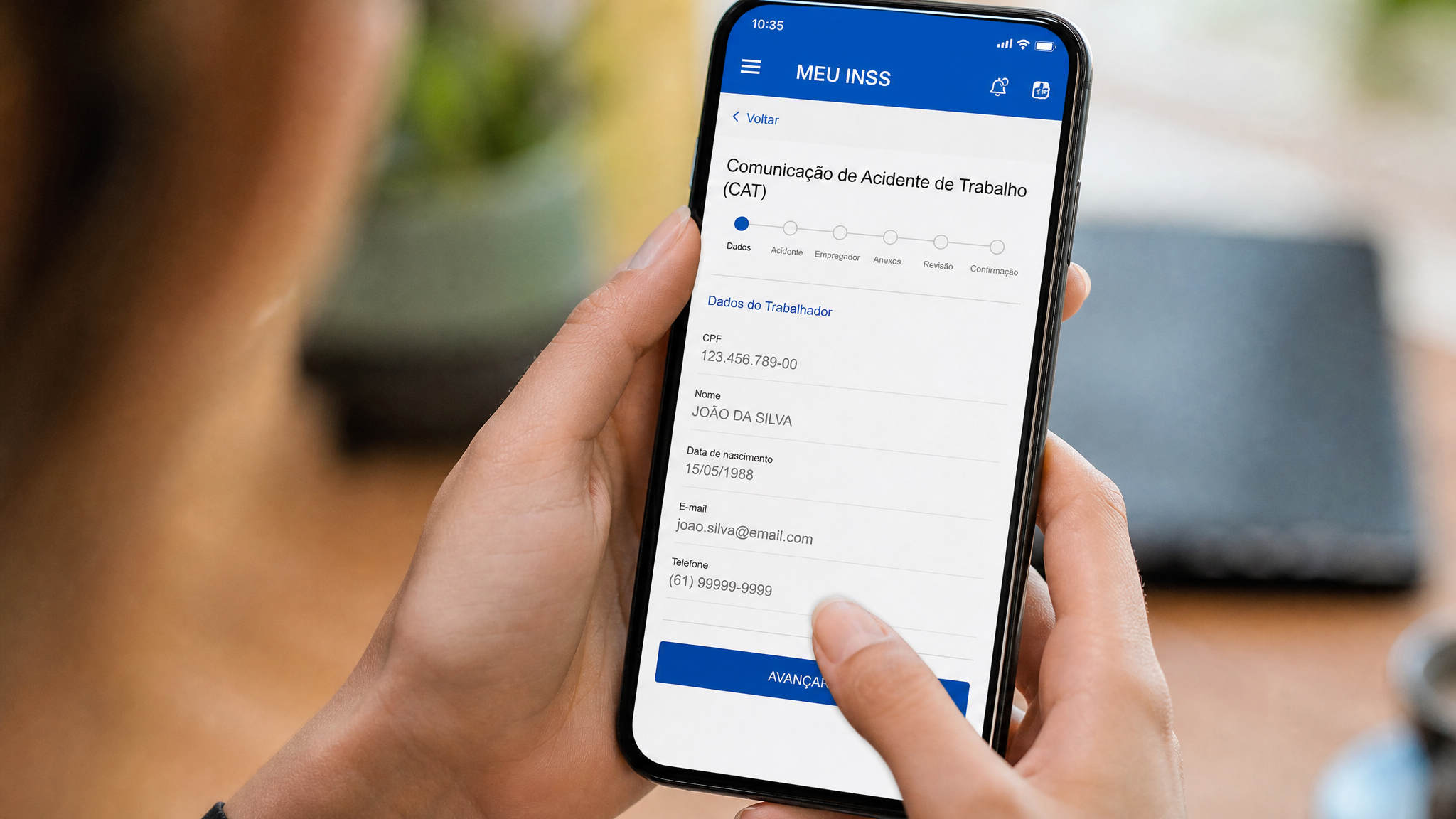 Pessoa usando aplicativo MEU INSS no celular para emitir CAT de acidente de trabalho