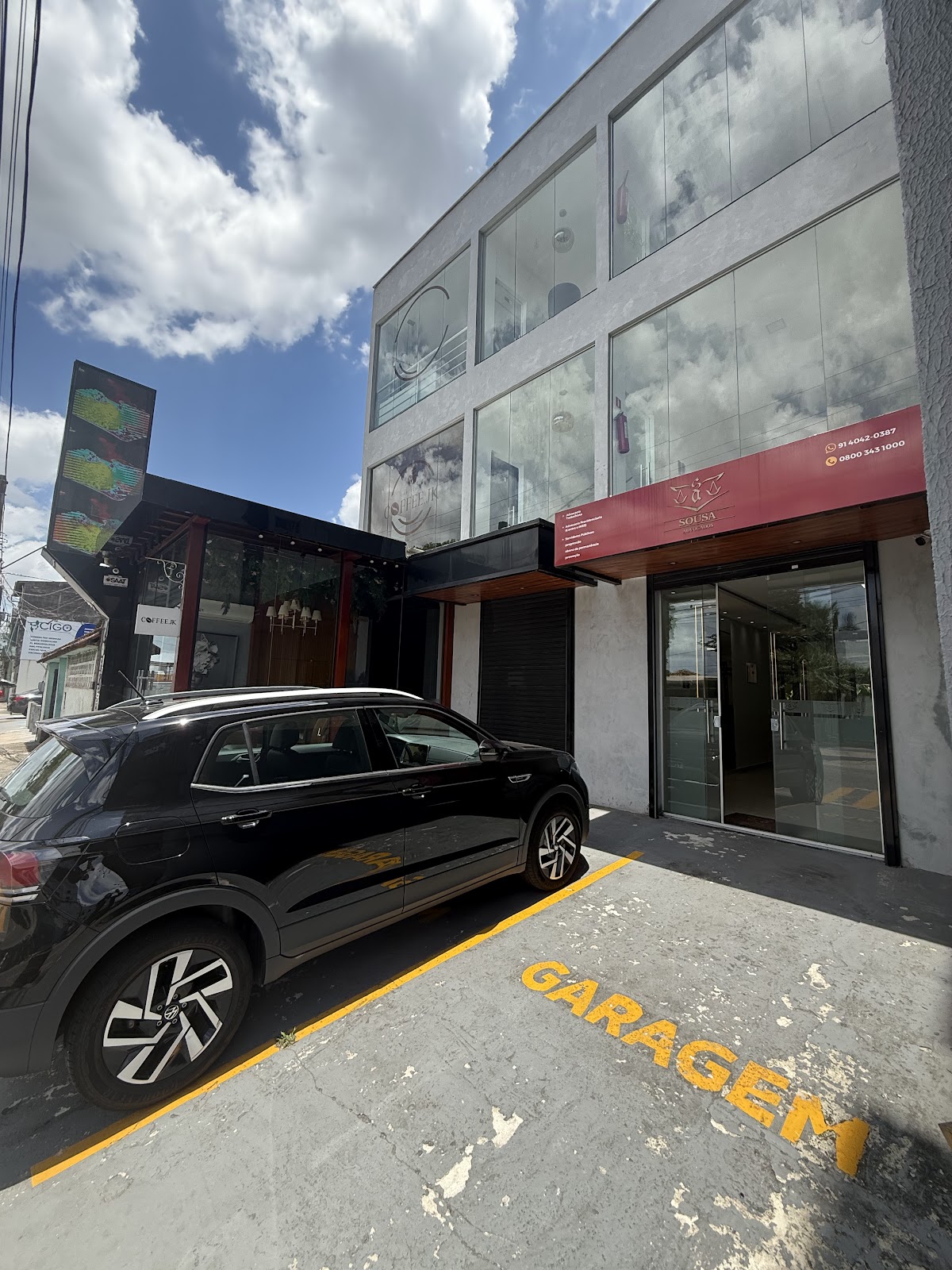 Fachada do escritório Sousa Advogados em Ananindeua, prédio moderno com placa marsala, Cidade Nova II